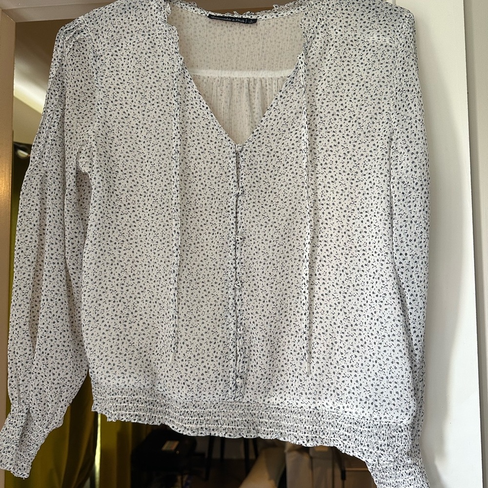 Albercrombie & Fitch Elegant White and Blue floral Women's Top- L